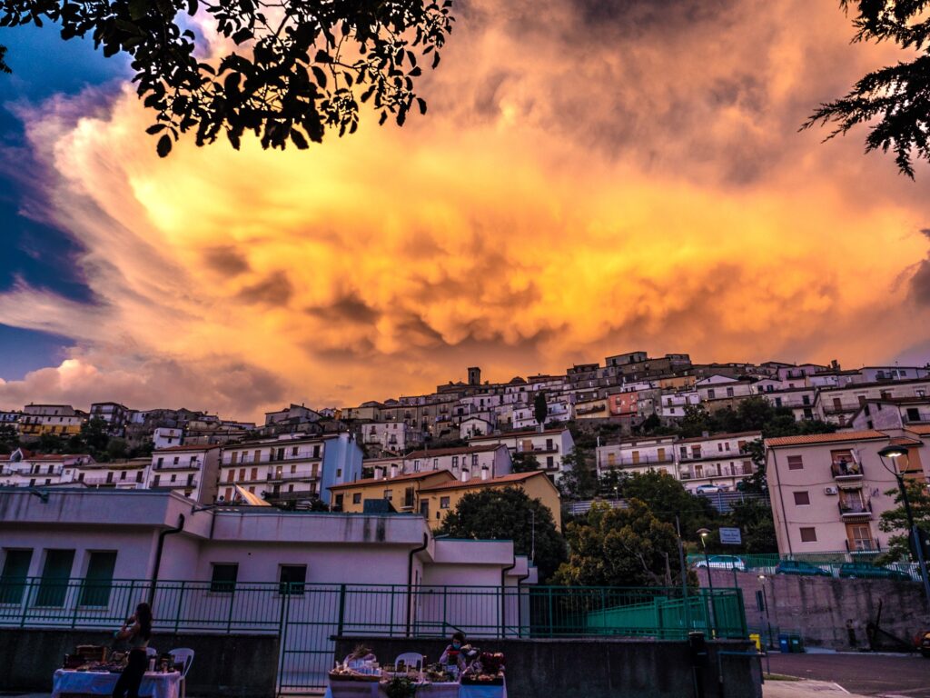 photo de colobraro avec ciel orange 